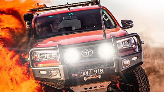 Сюди вставити зображення водія вночі або експедиційного авто з підсвіткою