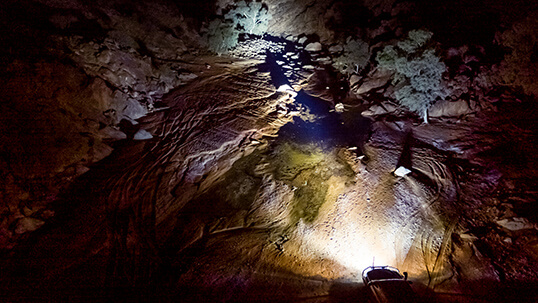 Сюди вставити зображення авто на бездоріжжі в темну пору