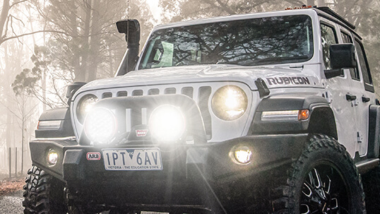 Сюди вставити зображення експедиційного авто вночі